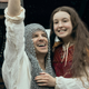 Andrew Scott e Bella Ramsey em Catherine Called Birdy, de Lena Dunham